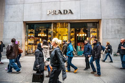 sfilata prada proiettata nyc|New York 5th Avenue .